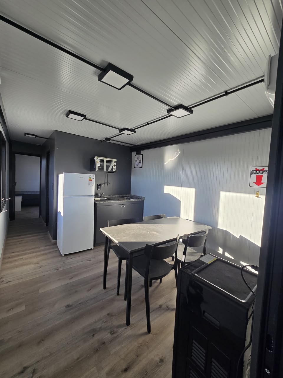 Comedor y equipamiento real dentro de un módulo Valtron