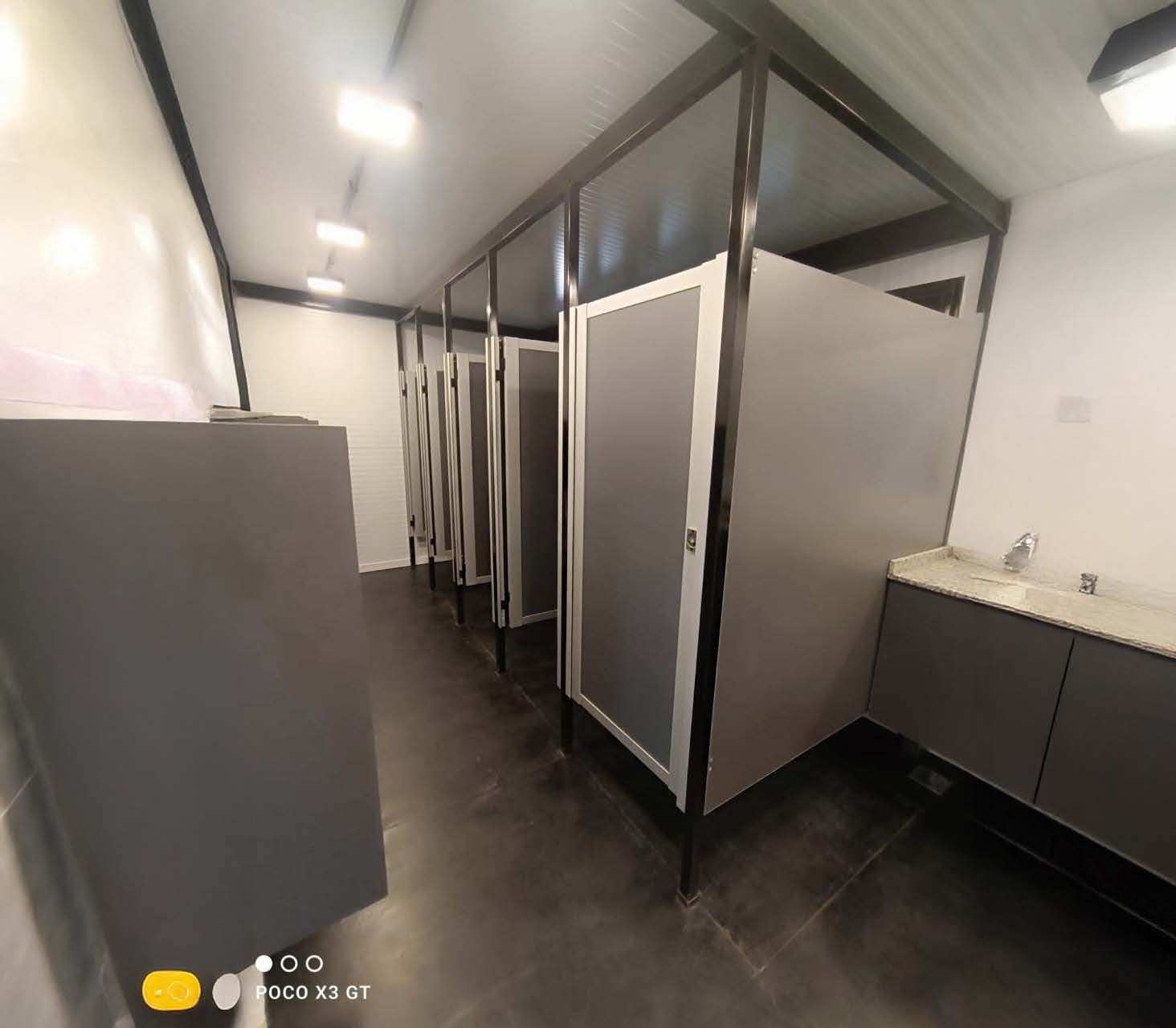 Interior de módulo con sanitario