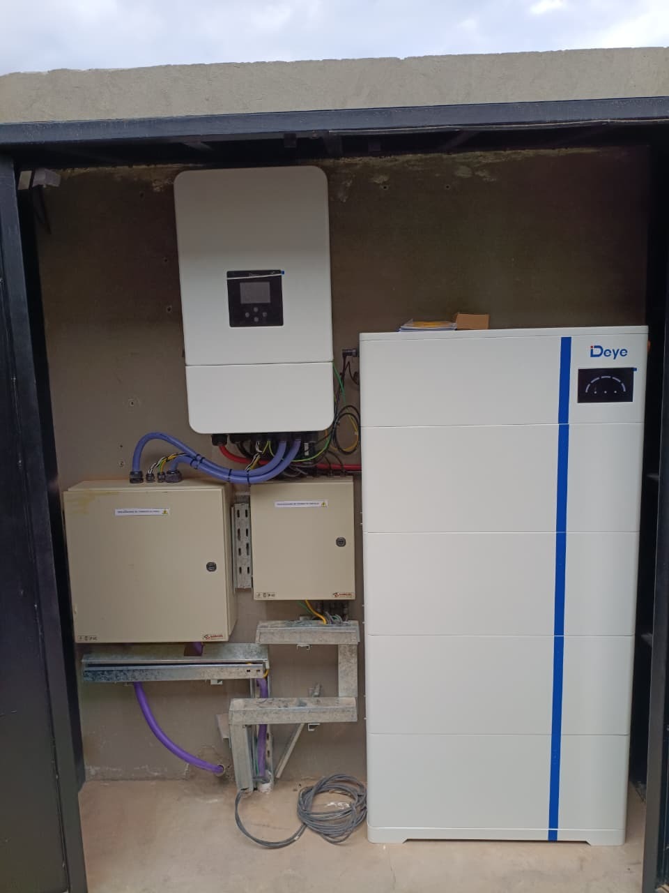 Inversor híbrido y banco de baterías instalados por Valtron