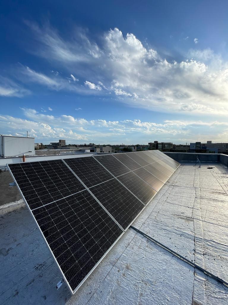 Paneles solares instalados para mantenimiento