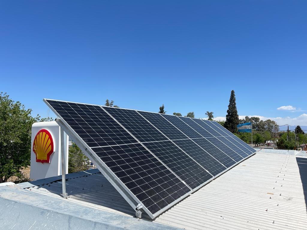 Sistema solar instalado sobre techo residencial